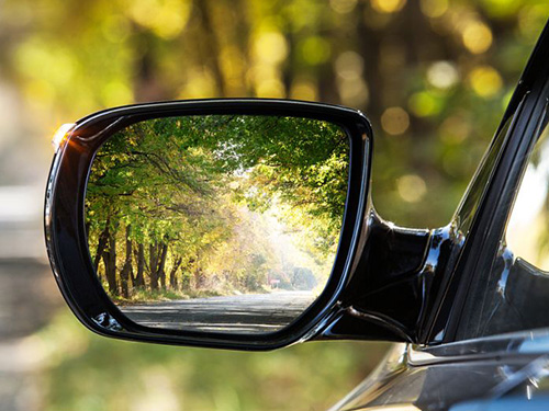 An effective solution to fogging and water droplets in the rearview mirror